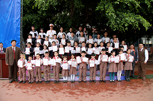 08、圖為開學(xué)典禮部分獲得&rdquo;遠(yuǎn)恒佳獎學(xué)金&ldquo;的同學(xué)合影