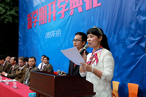 04、圖為開學(xué)典禮時胡化忠、祝啟鳳主任進(jìn)行活動主持