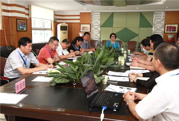 深圳市專家組對龍華中英文實驗學(xué)?！疤厣虒W(xué)實驗”調(diào)研印象好