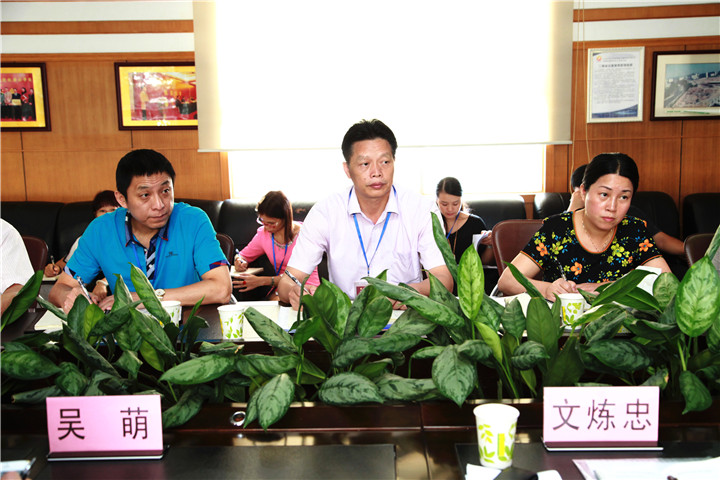 06.圖為學(xué)校戴桓標(biāo)校長（中）、王開利副校長（左）、集團程琳娜主任（右）參加調(diào)研情況反饋會