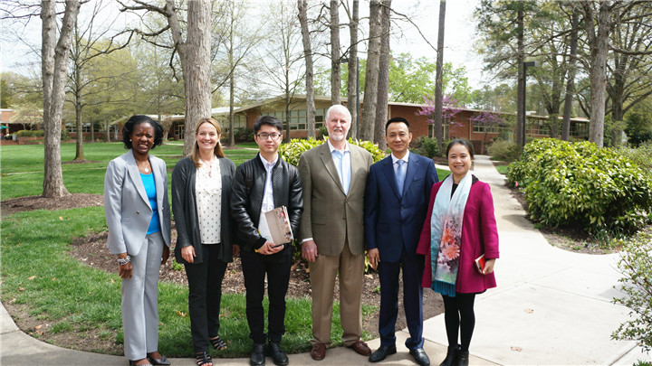 配圖02.教育集團(tuán)董事長宋遠(yuǎn)標(biāo)先生、副董事長麥麗芬女士在美國考察