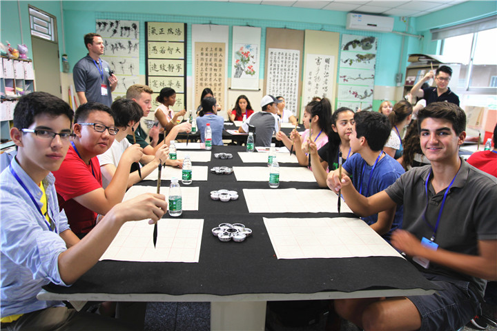 練習(xí)書法，感受中華文化