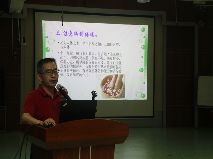 社康醫(yī)生為公明中英文學校教師講冬季養(yǎng)生