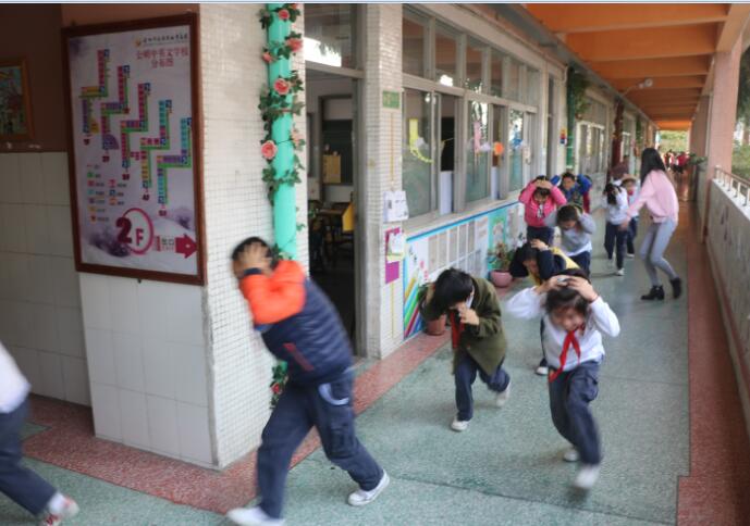 公明中英文學校舉行應(yīng)急疏散演練活動