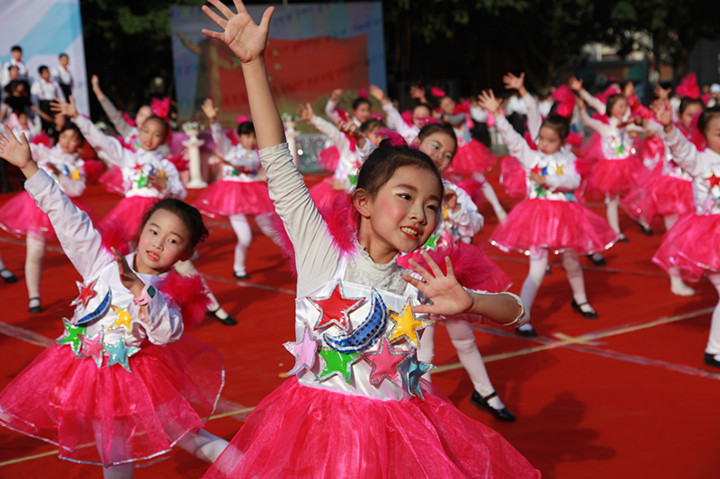精彩中英文，秀出你我他——深圳市龍華中英文實驗學(xué)校第18屆素質(zhì)教育成果展示活動品質(zhì)再提升