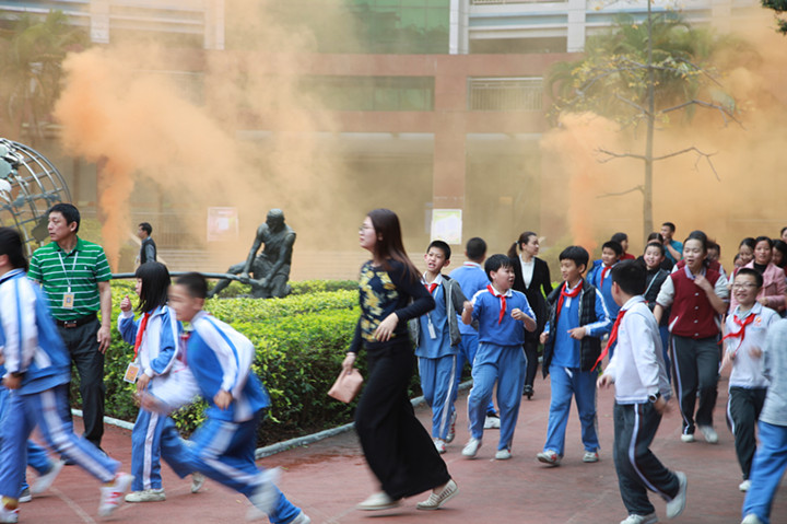 每學(xué)期都有疏散逃生演練？這就對(duì)了！ ——龍華中英文實(shí)驗(yàn)學(xué)校舉行消防安全疏散演練 