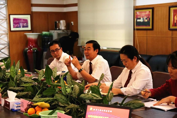 陜西師大領(lǐng)導(dǎo)來?？赐谖倚嵙?xí)的學(xué)生