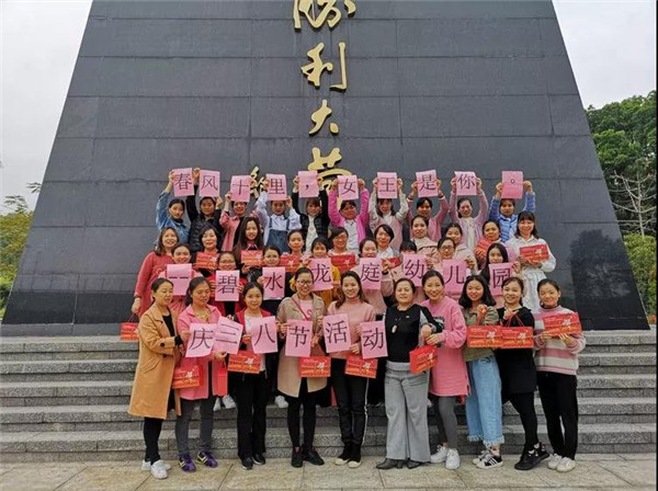 “春風十里，女王是我”——碧水龍庭幼兒園慶三八節(jié)活動