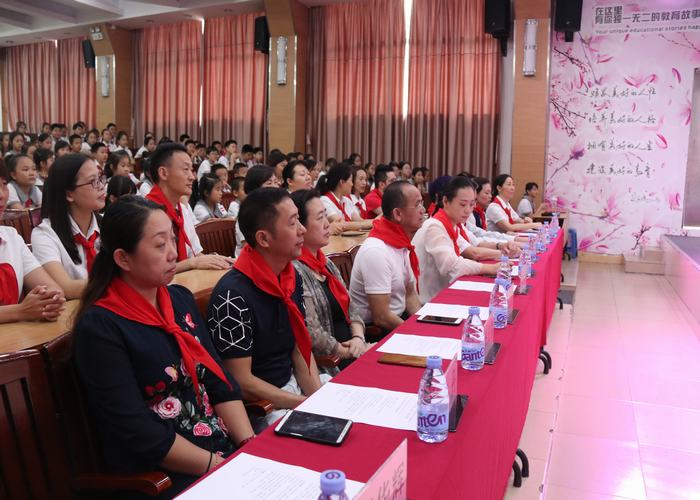 星星火炬放光彩，民族精神代代傳 ——中國(guó)少年先鋒隊(duì)深圳市龍華中英文實(shí)驗(yàn)學(xué)校 第一次代表大會(huì)暨工作委員會(huì)成立