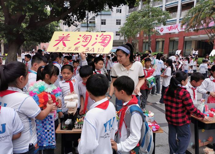 精美作品亮人眼，跳蚤市場交易忙