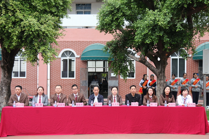 學(xué)校舉辦第15屆體育節(jié)閉幕式獎勵先進(jìn)個人和團(tuán)隊